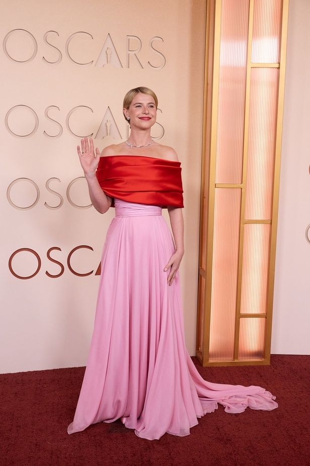 ジェシー・バックリーは、バイカラーのドレスで登場 [c]A.M.P.A.S.