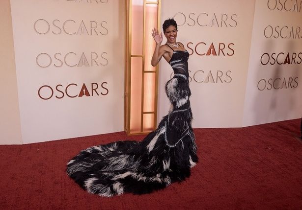 黒と白のフェザーが揺れるドレスで、笑顔を弾けさせたテヤナ・テイラー [c]A.M.P.A.S.