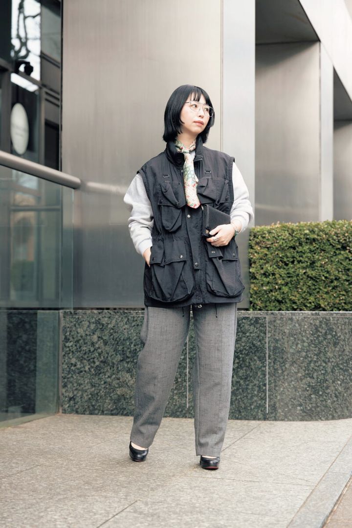 “マニッシュな着こなしにシルクスカーフで華やぎ投入”