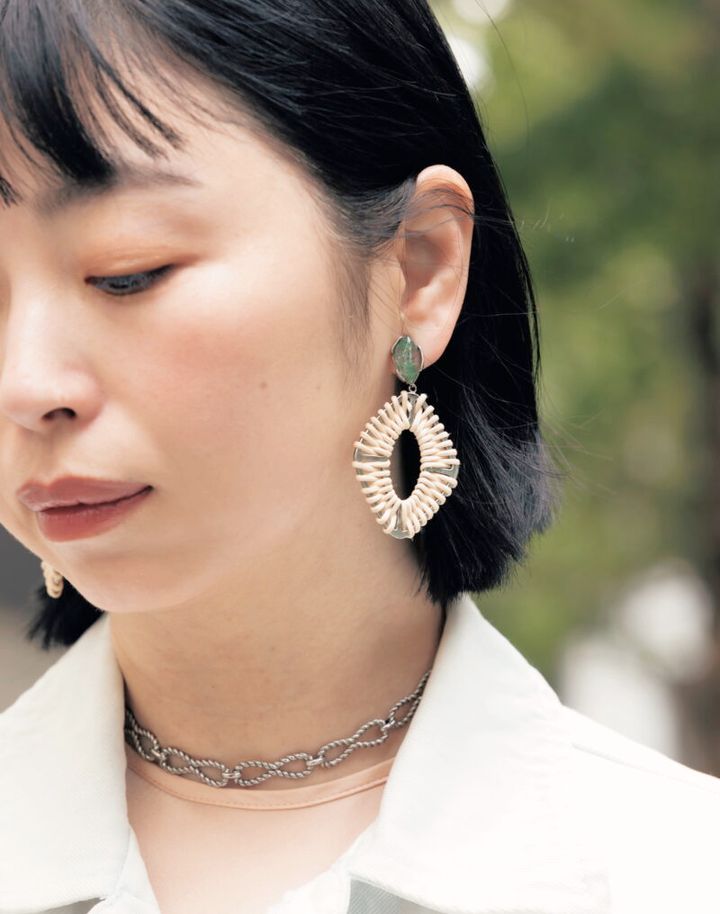 「ラタンとカラーガラスの涼しげな素材の組み合わせが春にぴったりのイヤリング。揺れるので顔まわりに動きが出ます」