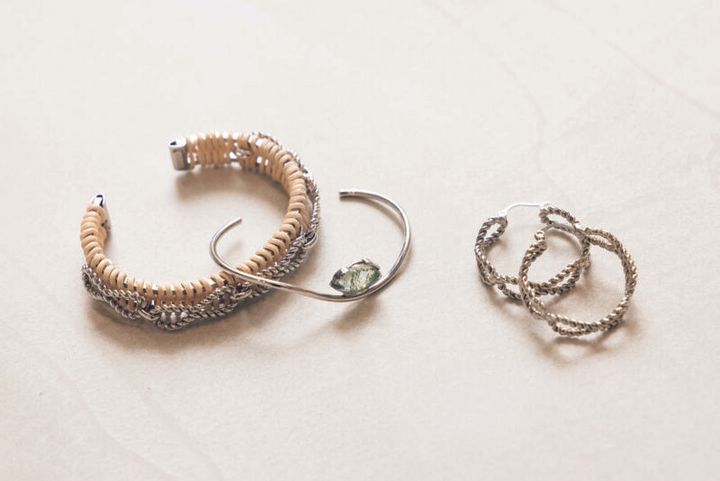 アデル ビジューのツイストピアス。シルバーカラーやラタンのバングル