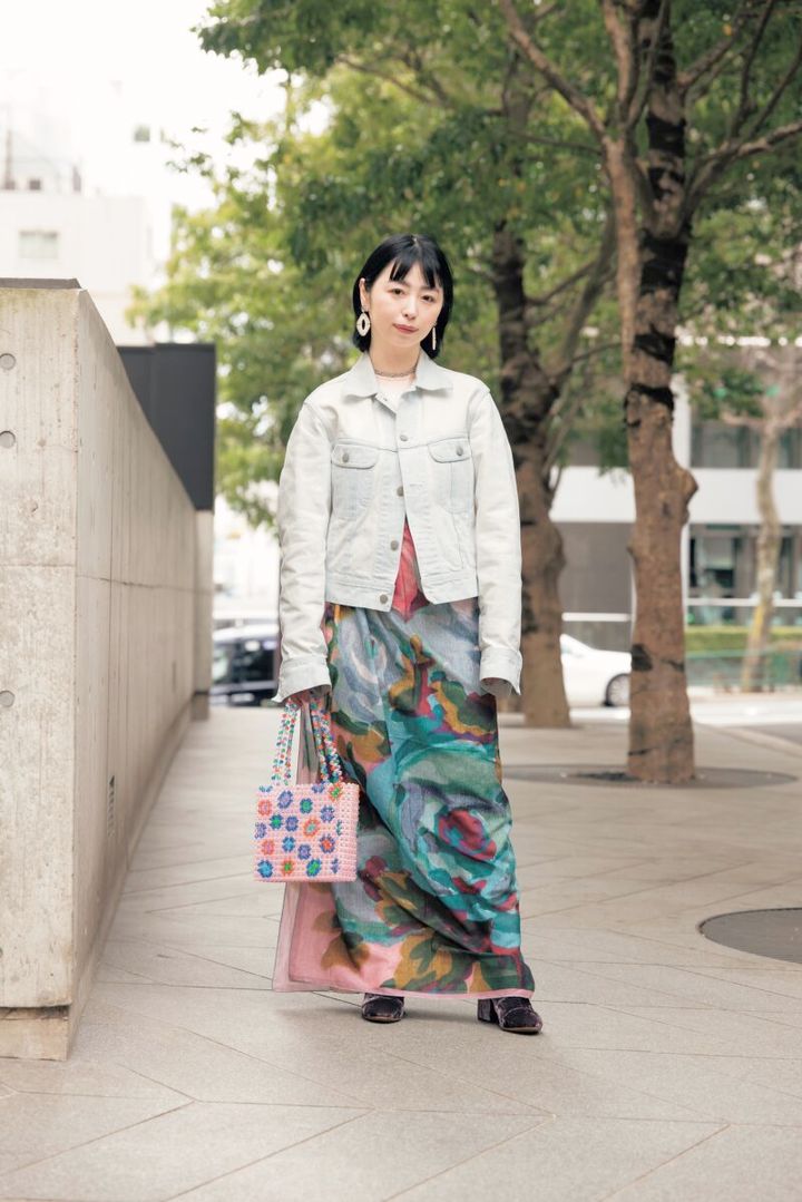 “ピンクワンピの上からスカーフを巻いてアレンジ”