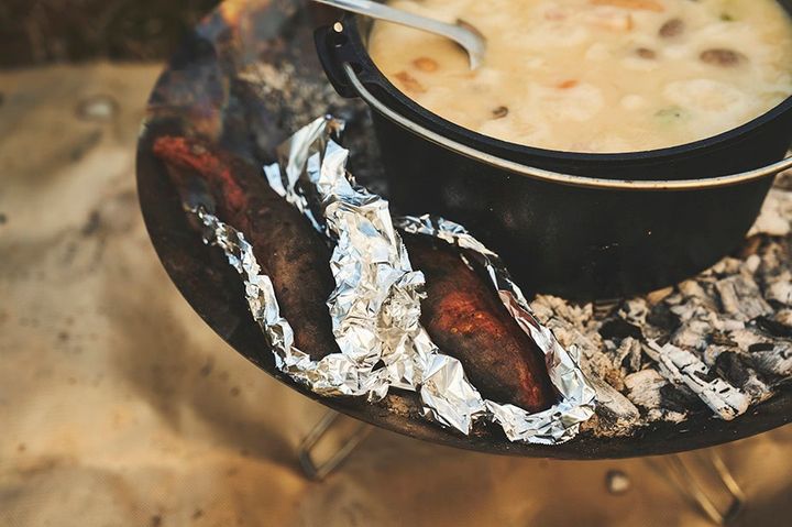 冬の主役は焚き火料理。あつあつシチューで体を温める