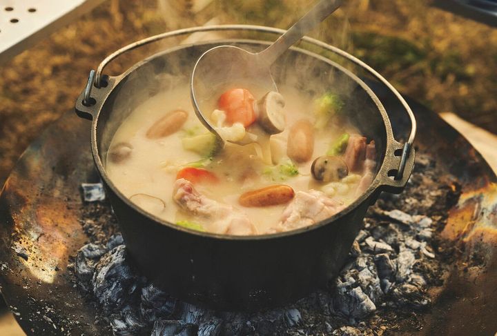冬の主役は焚き火料理。あつあつシチューで体を温める