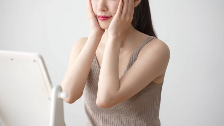 スキンケアをする人