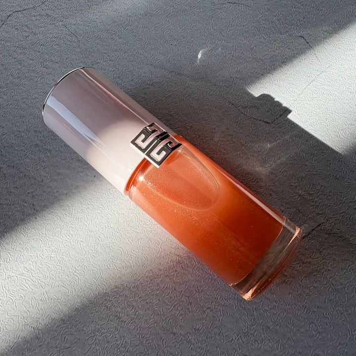 ジバンシイの、美容液のようなケア効果とメイクアップを両立したリップオイル、PFCT・セラム・リップオイル 04。柔らかなピーチ色。