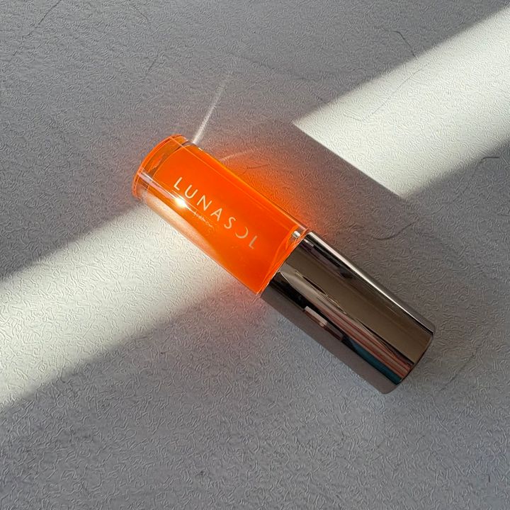 まるでシロップのようにとろけるツヤで、唇をぷるんとコーティングするルナソルのリップオイル、デューイリフレクトリップオイル 04。