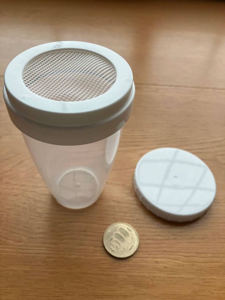 Seria(セリア)：小麦粉ふりふりストッカー