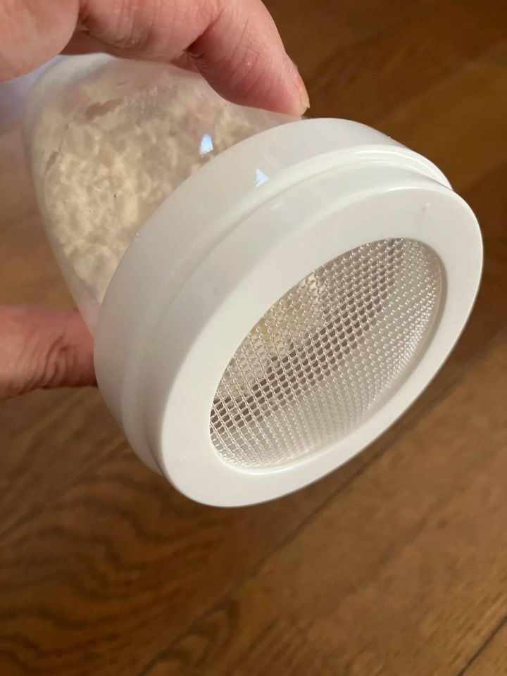 Seria(セリア)：小麦粉ふりふりストッカー