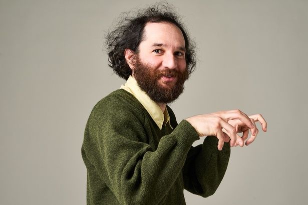 お茶目なポーズを次々と繰り出すジョシュ・サフディ監督 撮影/黒羽政士