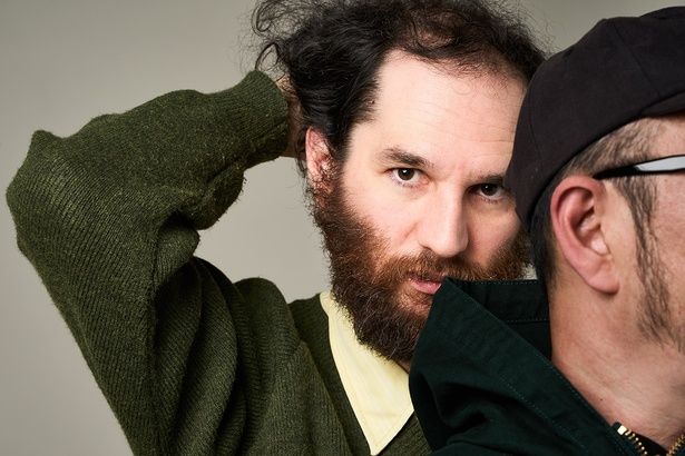 【写真を見る】フォトグラファーのディレクションに呼応してポーズを決めるジョシュ・サフディ監督 撮影/黒羽政士