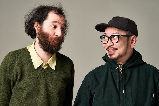 撮影中も話が尽きないジョシュ・サフディ監督と宇野維正 撮影/黒羽政士