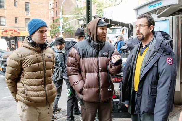 『アンカット・ダイヤモンド』(19)撮影中のベニー・サフディ、ジョシュ・サフディ、主演のアダム・サンドラー [c]Everett Collection / AFLO