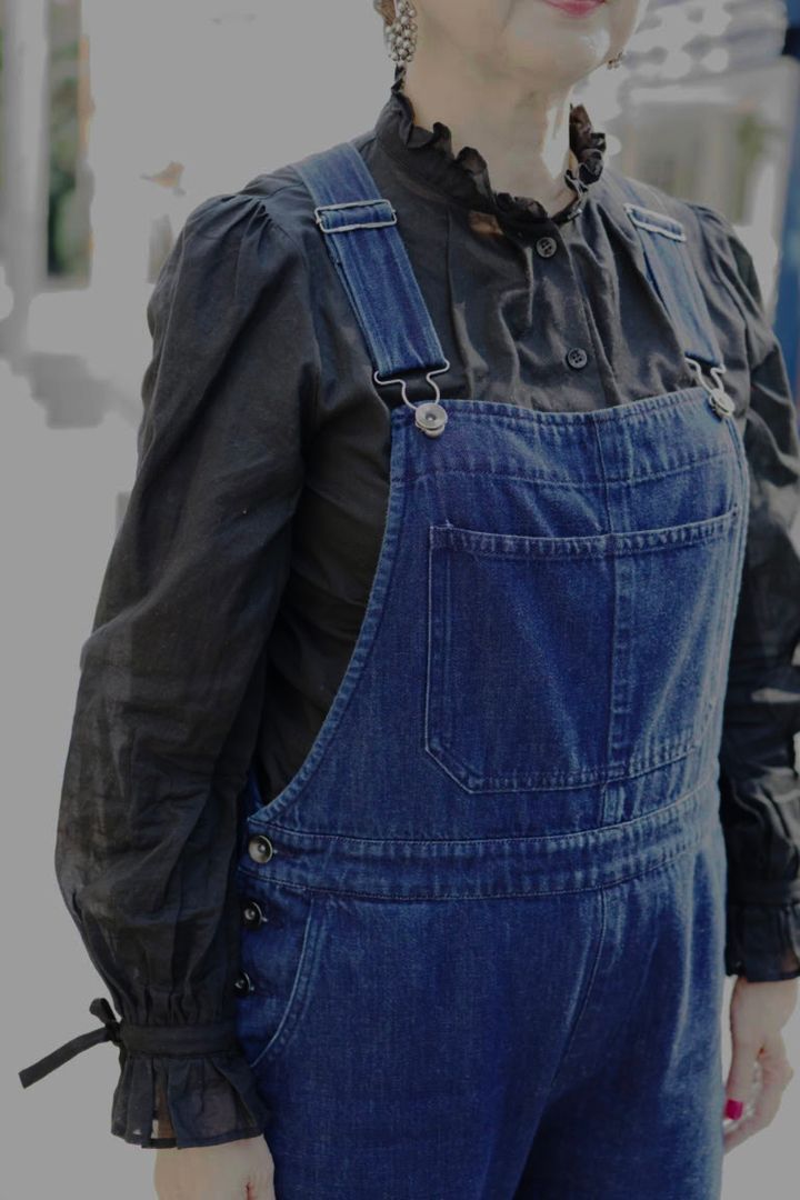 インディゴサロペット×黒フリルブラウス