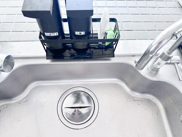 掃除をしているつもりでも、風呂場やキッチンがどことなく臭う家。そこには、気付きにくいけれどありがちな「状況」が存在しています。今回は「水回りが臭い家」の共通点とその対策をまとめてご紹介します。