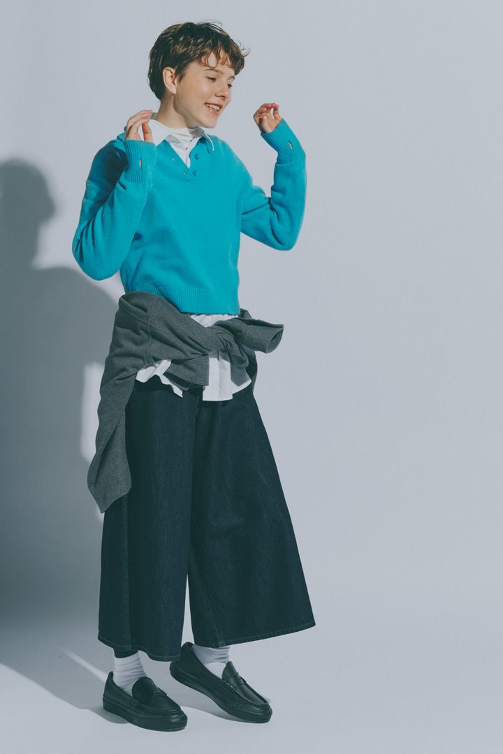 春先は濃紺デニムとセーターを合わせて。お手本コーデ8選