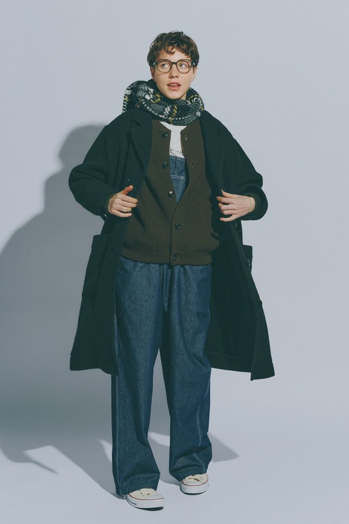 春先は濃紺デニムとセーターを合わせて。お手本コーデ8選