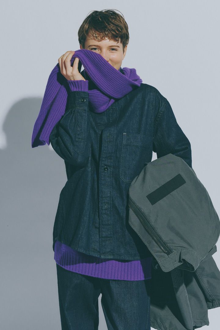 春先は濃紺デニムとセーターを合わせて。お手本コーデ8選