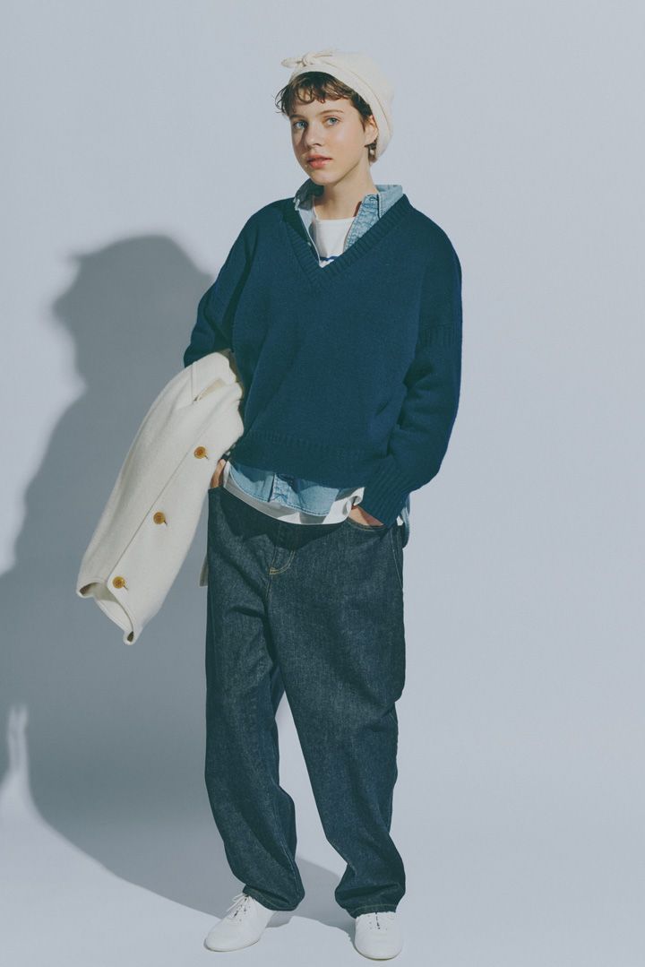 春先は濃紺デニムとセーターを合わせて。お手本コーデ8選