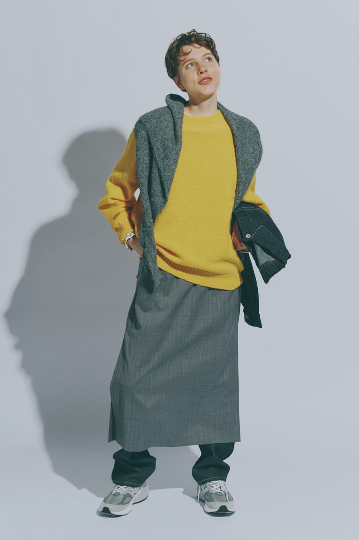 春先は濃紺デニムとセーターを合わせて。お手本コーデ8選