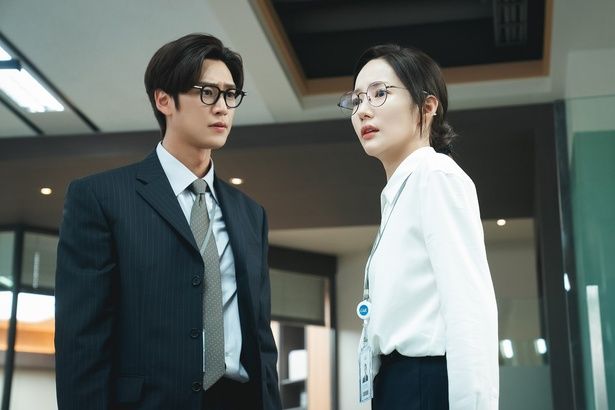 黒縁メガネの部長、ジウォンの1回目の人生ではまったく印象にのこっていなかったのですが… Amazon Original 『私の夫と結婚して』Prime Videoで独占配信中（C） Studio Dragon by CJ ENM