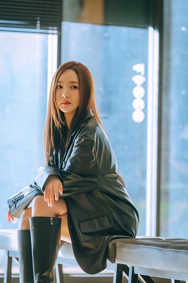 ニュースを見つめるイラン 『コンフィデンスマンKR』Prime Videoで独占配信中（C）2025 TME Group Co.,Ltd. All Rights Reserved.