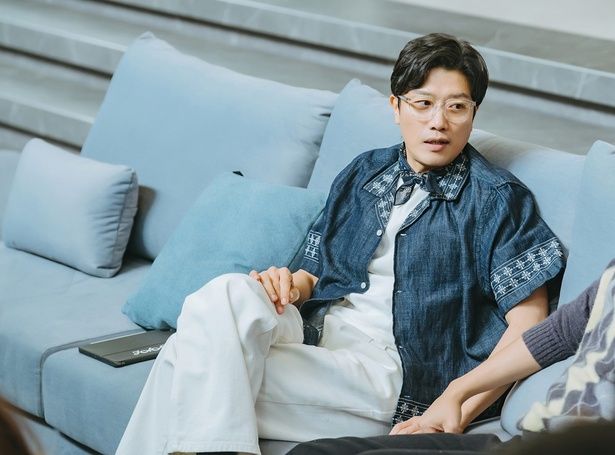 すねるグホをフォローするジェームス 『コンフィデンスマンKR』Prime Videoで独占配信中（C）2025 TME Group Co.,Ltd. All Rights Reserved.