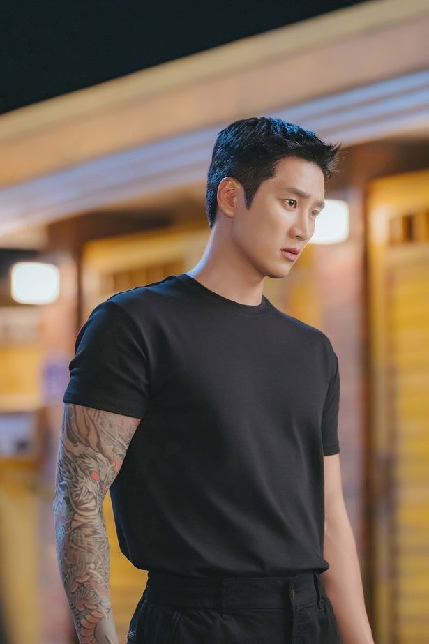 一見、凶悪なゴロツキの正体は、誰よりも不器用ないい人!? （C）2025 CJ ENM STUDIOS Co. Ltd & CJ ENM Co.Ltd All Rights Reserved