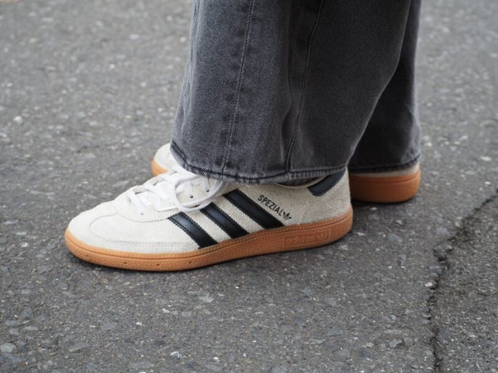 アディダスのスニーカー