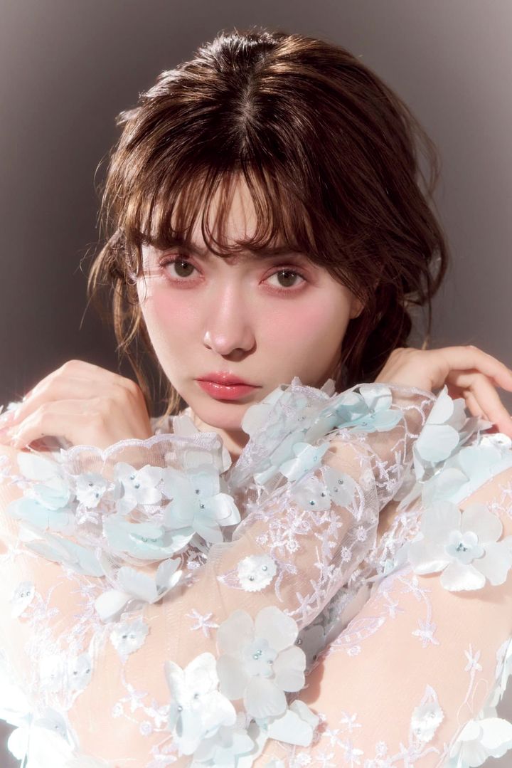 パープルを仕込んだ“NEO粘膜カラー”のリップ＆チークメイクを披露する八木アリサ