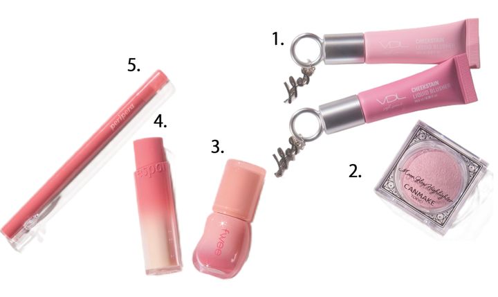 2026年春のトレンド「NEO粘膜カラー」メイクに欠かせない、リップ＆チーク。右から時計回りに、VDL チークステイン リキッド ブラッシャー 上から03、04、キャンメイク ムーングロウハイライター 03、フィー ３D ボリューミンググロスB16 ローズヒップ 70％、エスポア ノーウェアリップスティック バーミンググロー 10 ピーチライズ、ペリペラ パフィー プランピング デュー リップ ペンシル 06