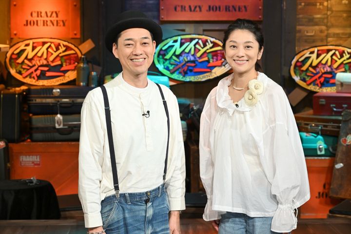 『クレイジージャーニー』MC（左から）設楽統（バナナマン）、小池栄子 （C）TBS width=