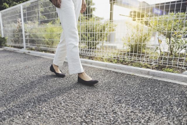 歩く女性の足元