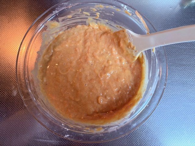 ボウルで生地を混ぜる