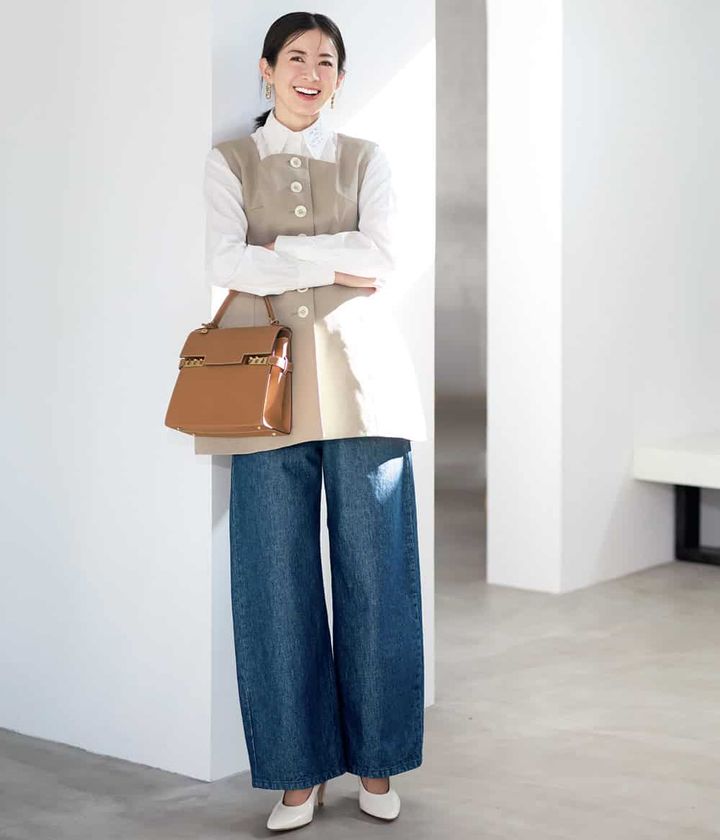 高垣麗子 白シャツ バレルデニム ジレ コーデ