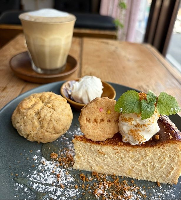 看板メニューの「ハニーバスクチーズケーキとスコーンのセット」 写真提供＝niji cafe