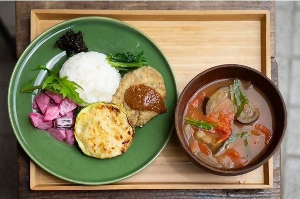 看板メニューの「神戸野菜の日替わりランチ」 写真提供＝FARMSTAND
