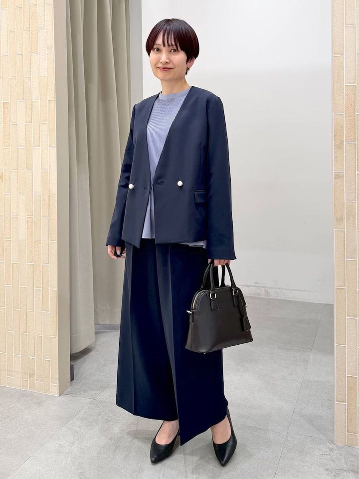 紺のノーカラージャケットでセットアップ風に