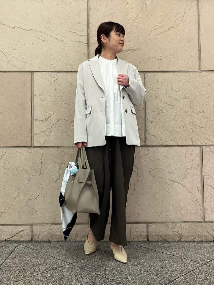 ゆったりシングルジャケットはグレージュを