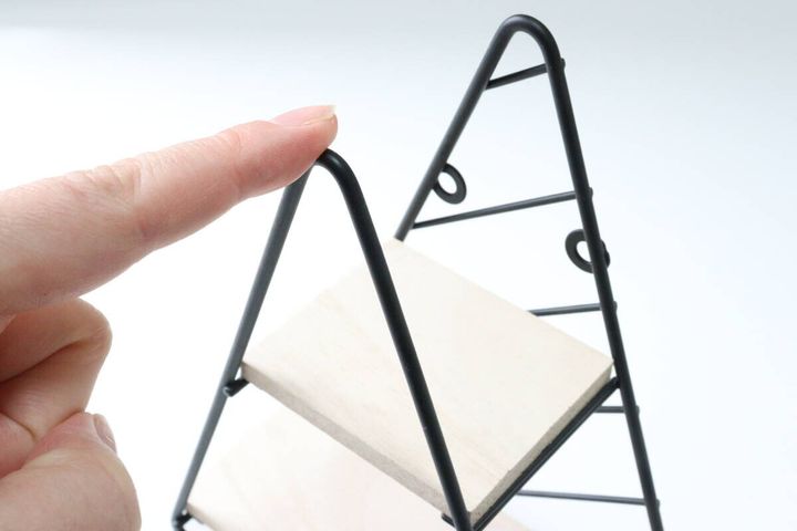 ダイソーのスチール壁掛けインテリア収納（木製棚、三角形）ワイヤー
