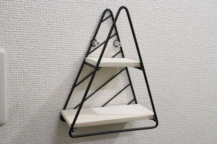 ダイソーのスチール壁掛けインテリア収納（木製棚、三角形）使用例1