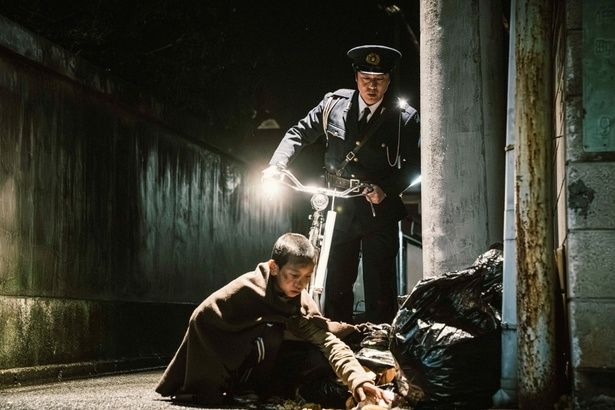 ボロ布を纏い、残飯を漁る少年時代の“名無し” [c]佐藤二朗 永田諒 ／ ヒーローズ [c]2026 映画「名無し」製作委員会