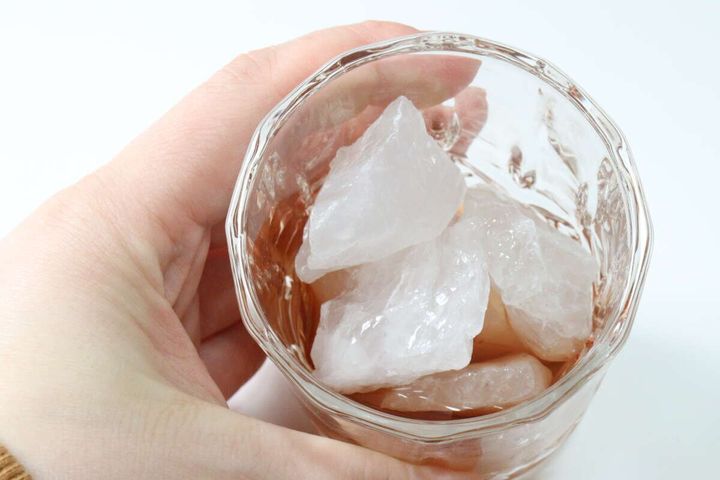 スタプロのウィスキーディフューザー ピュアモルトウィスキーの琥珀色のアロマと氷に見立てた石