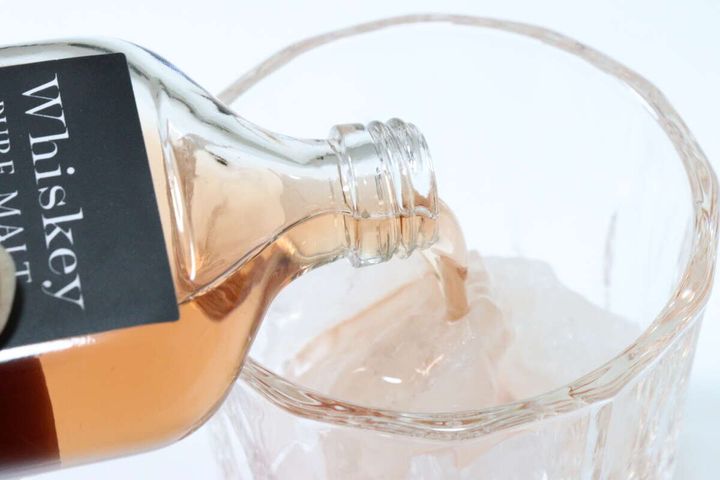 スタプロのウィスキーディフューザー ピュアモルトウィスキーを付属のコップに注ぐ様子