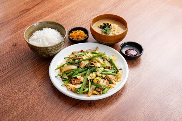 大分の地元グルメ「ニラ豚」が「定食屋 宮本むなし」で限定登場！クーポンも利用可能