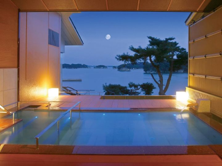 All About ニュース編集部が全国250人を対象に実施した「温泉地」に関するアンケートの調査結果から、1人旅で行きたいと思う「宮城県の温泉地」ランキングを発表！ 3位「松島温泉」を抑えた2・1位は？（サムネイル画像出典：太古天泉 松島温泉 公式Webページ）