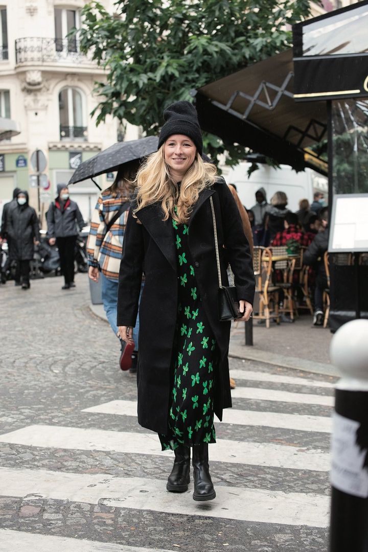 何を着ればいいのかわからない季節の変わり目。あえてニット帽を合わせるのもアリ