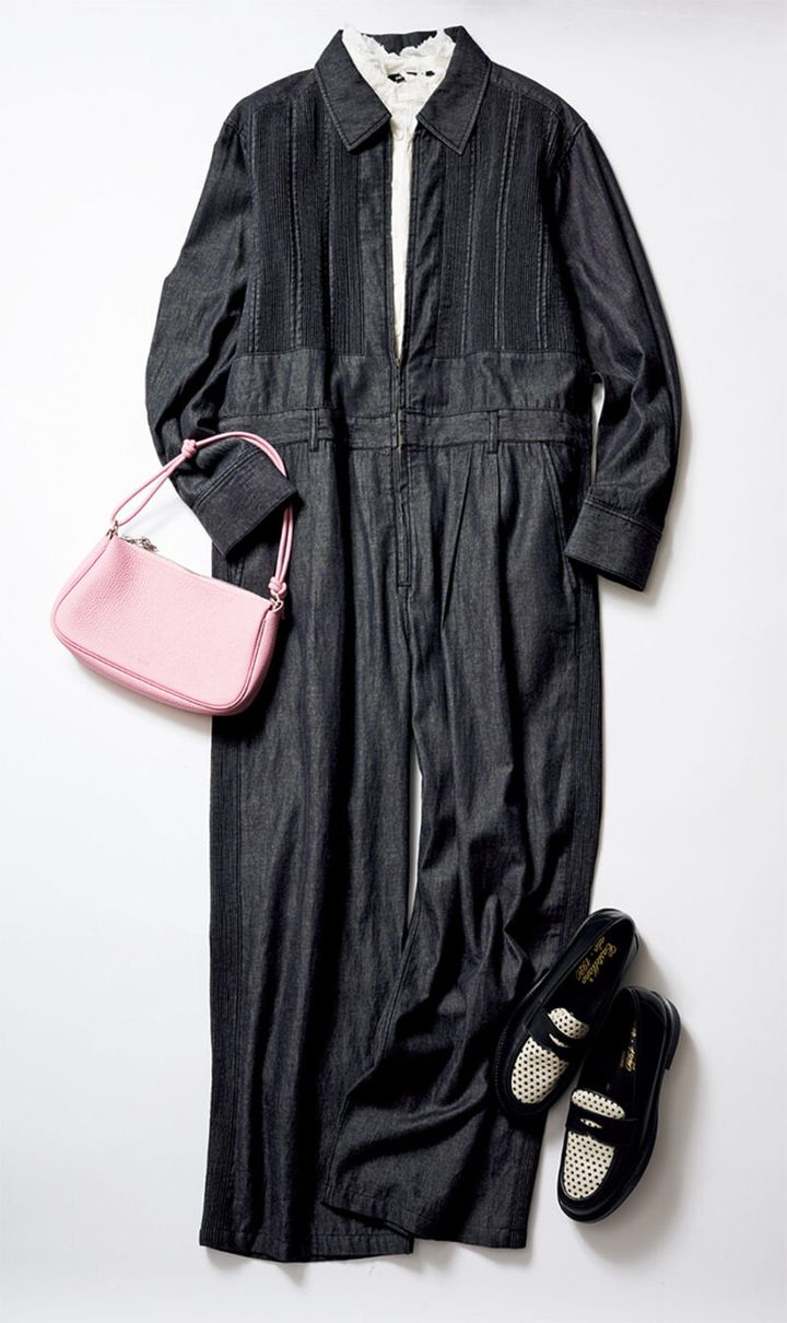 バッグ（ロングショルダー付き）￥33,000 ／ヴァジック（ヴァジックジャパン）、オールインワン￥53,900／フィータ、ブラウス￥29,700 ／パドカレ（パドカレ六本木）、ローファー￥41,800 ／カステラーノ（フラッパーズ）