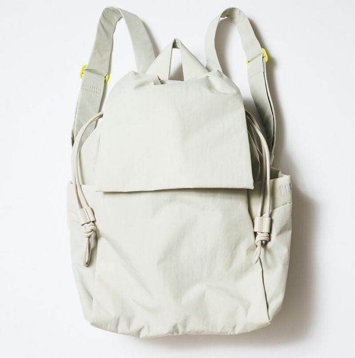 洗練された印象のシンプルな白ナイロン。 ￥23,100 ／カンペール（カンペールジャパン）