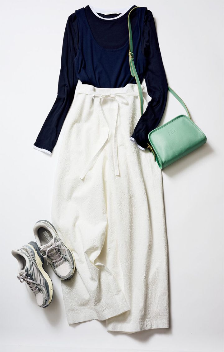 バッグ￥46,200／イル ビゾンテ（ルック D.C事業部）、レイヤードニット［3月発売予定］￥28,600、パンツ［4月発売予定］￥46,200 ／ともにプレインピープル（プレインピープル青山）、スニーカー￥14,190 ／スケッチャーズ（スケッチャーズジャパ ンお客様コールセンター）